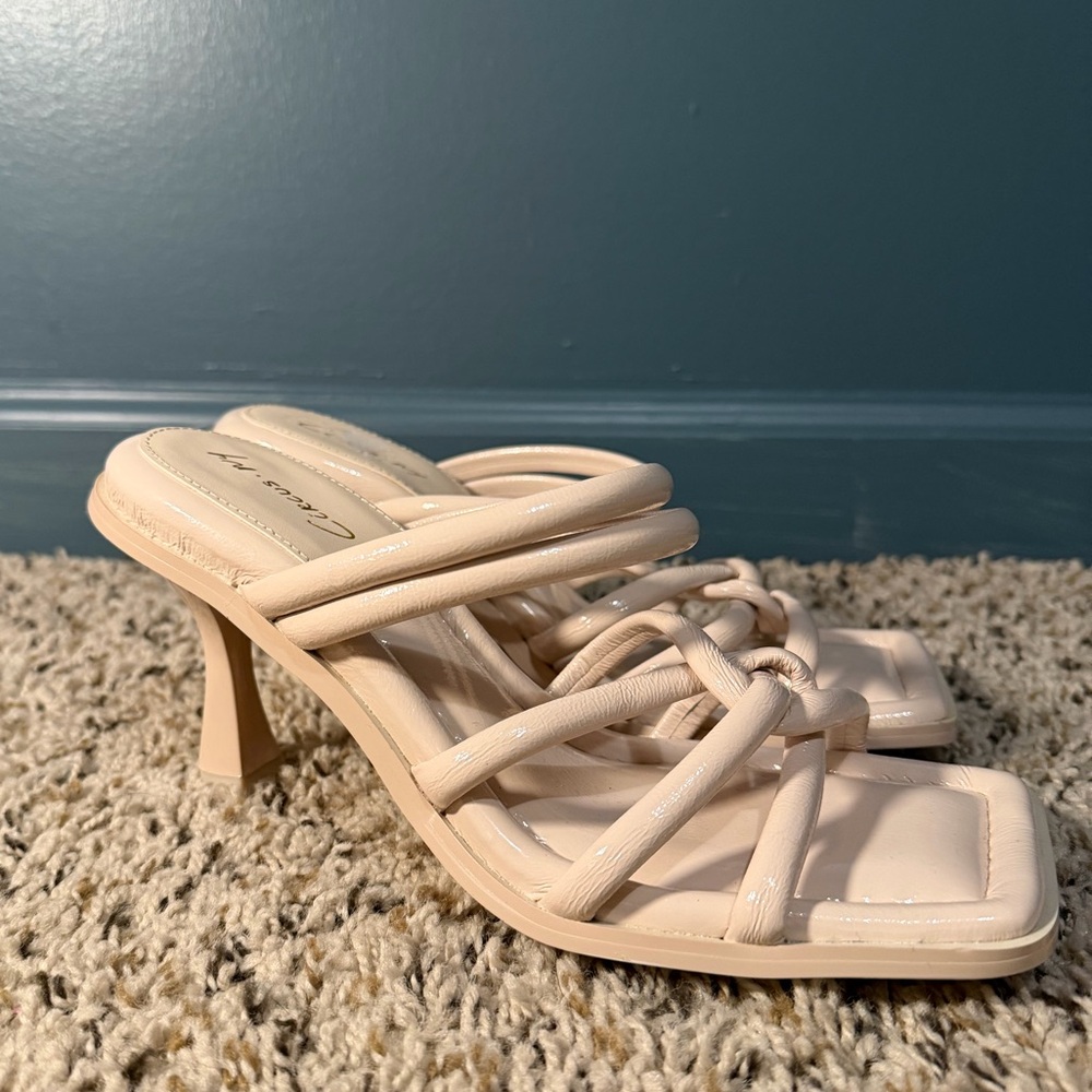Circus NY square toe cream mini heels NWOT size 7.5